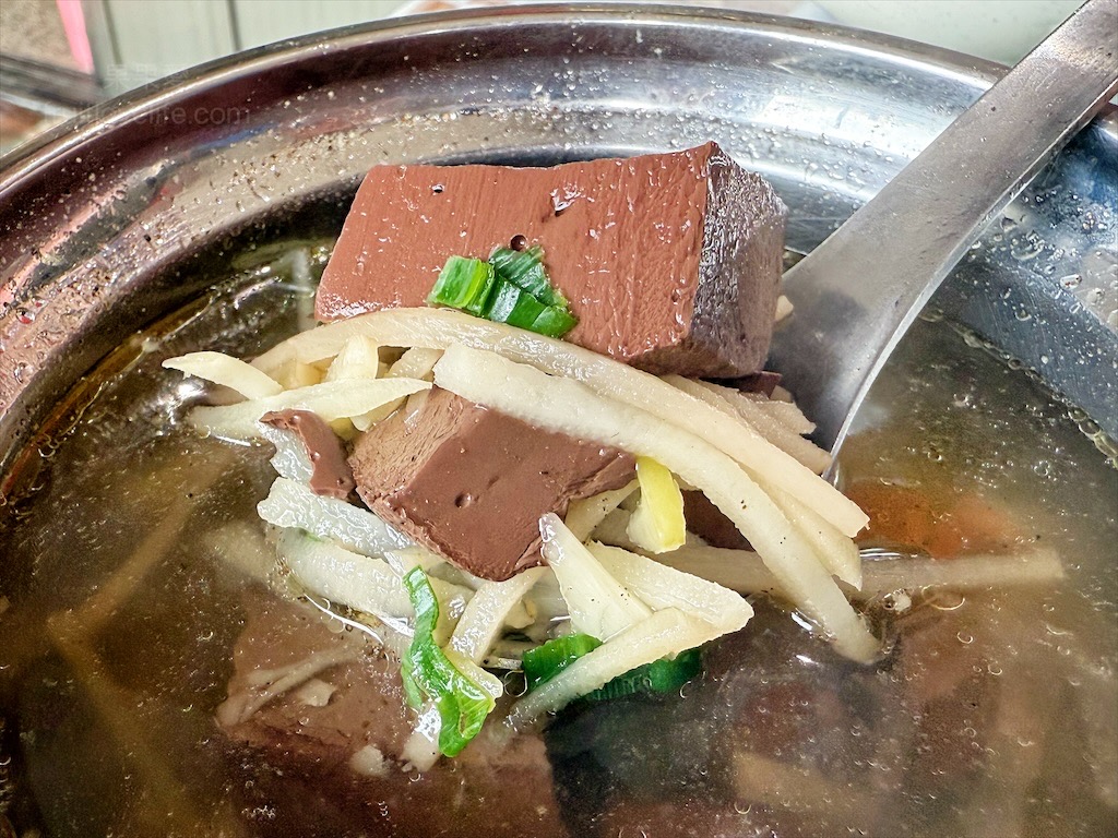 嘉鄉小吃店⟩南投鹿谷美食，竹筍滷肉飯、竹筍肉燥飯好吃，竹筍脆又甜，還有許多竹筍料理可選擇 @果果愛Fruitlove