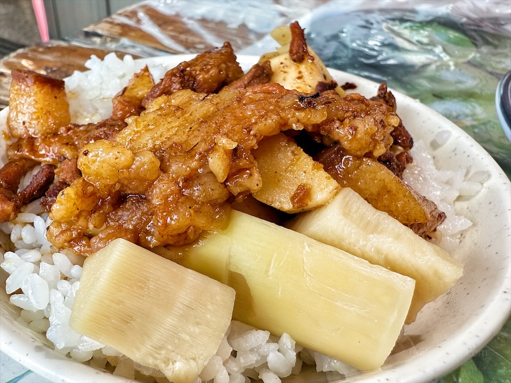 嘉鄉小吃店⟩南投鹿谷美食，竹筍滷肉飯、竹筍肉燥飯好吃，竹筍脆又甜，還有許多竹筍料理可選擇 @果果愛Fruitlove