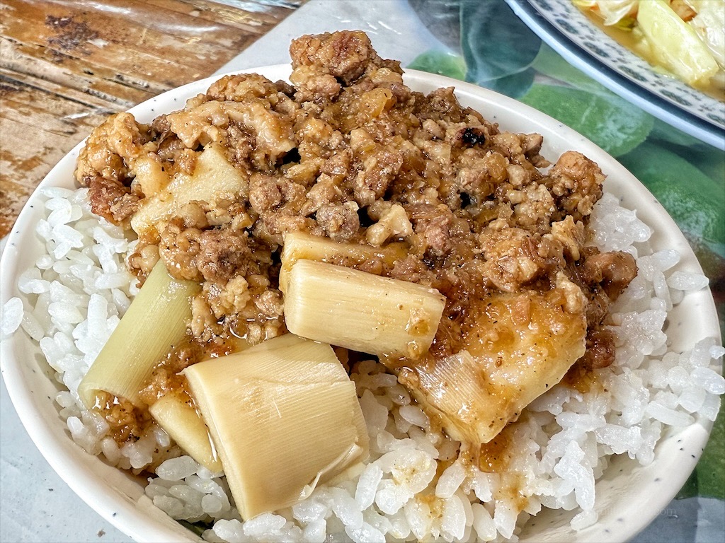 嘉鄉小吃店⟩南投鹿谷美食，竹筍滷肉飯、竹筍肉燥飯好吃，竹筍脆又甜，還有許多竹筍料理可選擇 @果果愛Fruitlove