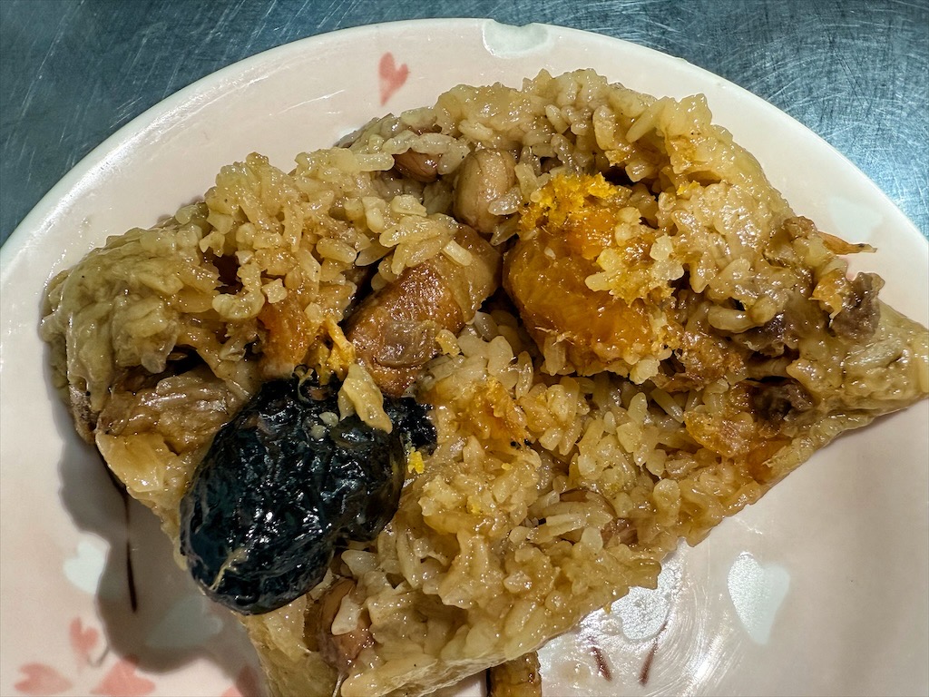 成功美食⟩新北蘆洲小吃店，蘆洲廟口夜市平價小吃，南部肉粽內餡很豐富 @果果愛Fruitlove