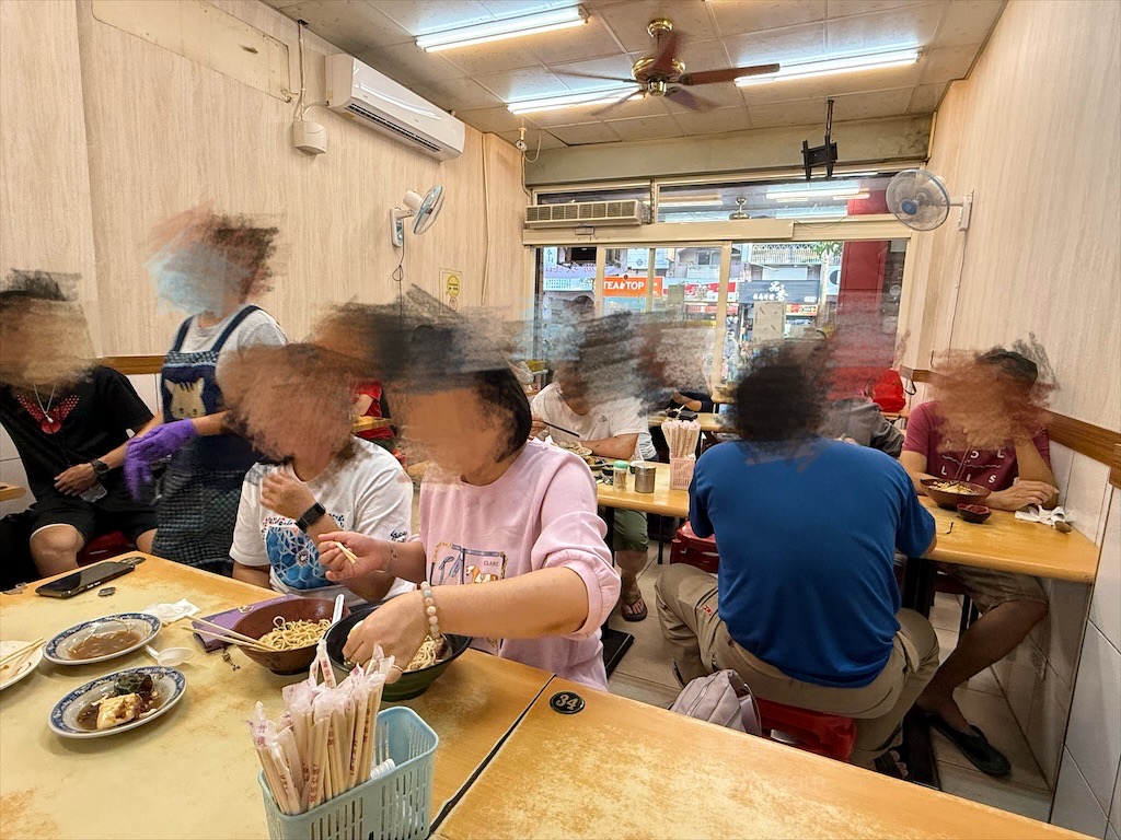 北平水餃大王⟩台中南區水餃、牛肉麵，在地的老味道，水餃和牛肉麵是這招牌，也有冷凍水餃可以買 @果果愛Fruitlove
