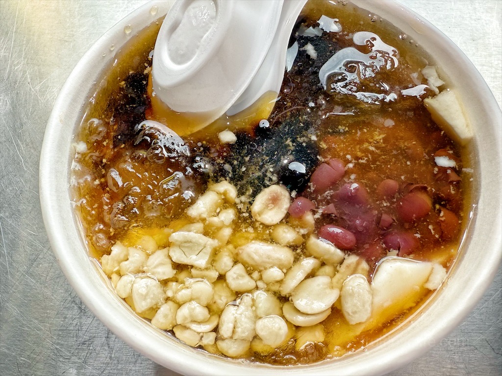水湳鄒豆花⟩台中西屯豆花，水湳市場傳承超過一甲子的豆花店，豆花綿密柔軟，配料也不馬虎 @果果愛Fruitlove