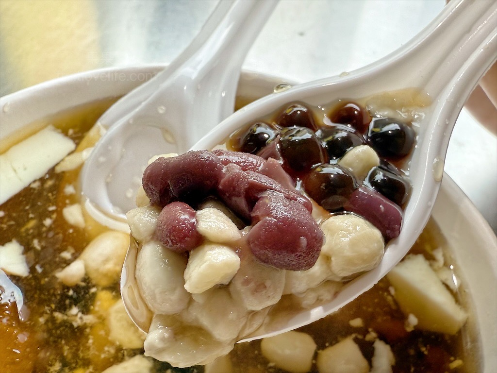 水湳鄒豆花⟩台中西屯豆花，水湳市場傳承超過一甲子的豆花店，豆花綿密柔軟，配料也不馬虎 @果果愛Fruitlove