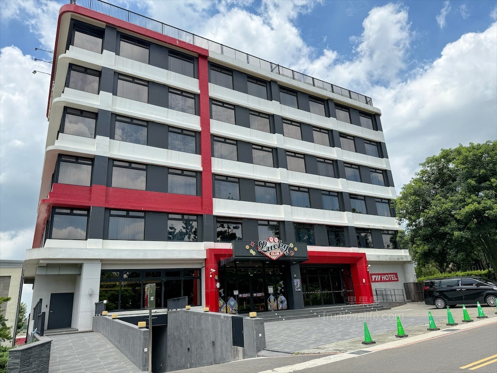 樂奇Lucky Club台中麗寶店⟩台中后里餐酒館，無論是大人系的遊樂場、聚餐看賽事還是品嚐美食，這裡通通都有，低消300元不限時 @果果愛Fruitlove