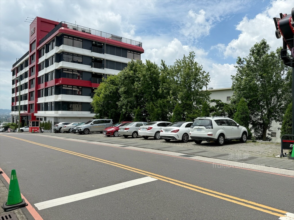 樂奇Lucky Club台中麗寶店⟩台中后里餐酒館，無論是大人系的遊樂場、聚餐看賽事還是品嚐美食，這裡通通都有，低消300元不限時 @果果愛Fruitlove