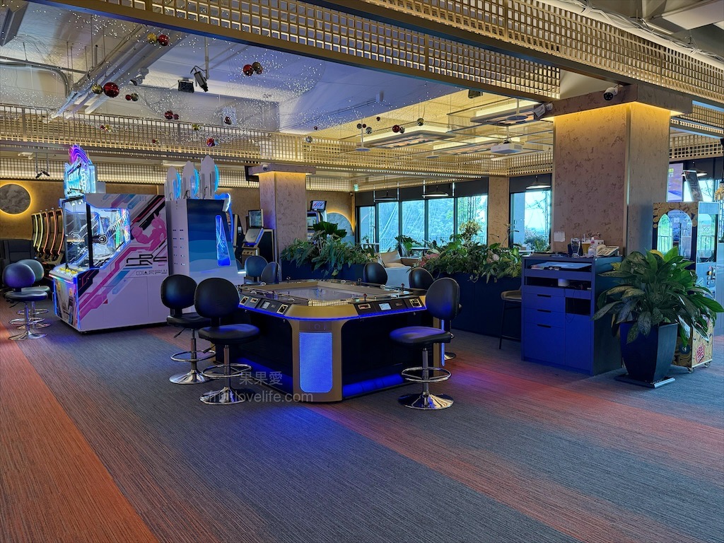 樂奇Lucky Club台中麗寶店⟩台中后里餐酒館，無論是大人系的遊樂場、聚餐看賽事還是品嚐美食，這裡通通都有，低消300元不限時 @果果愛Fruitlove
