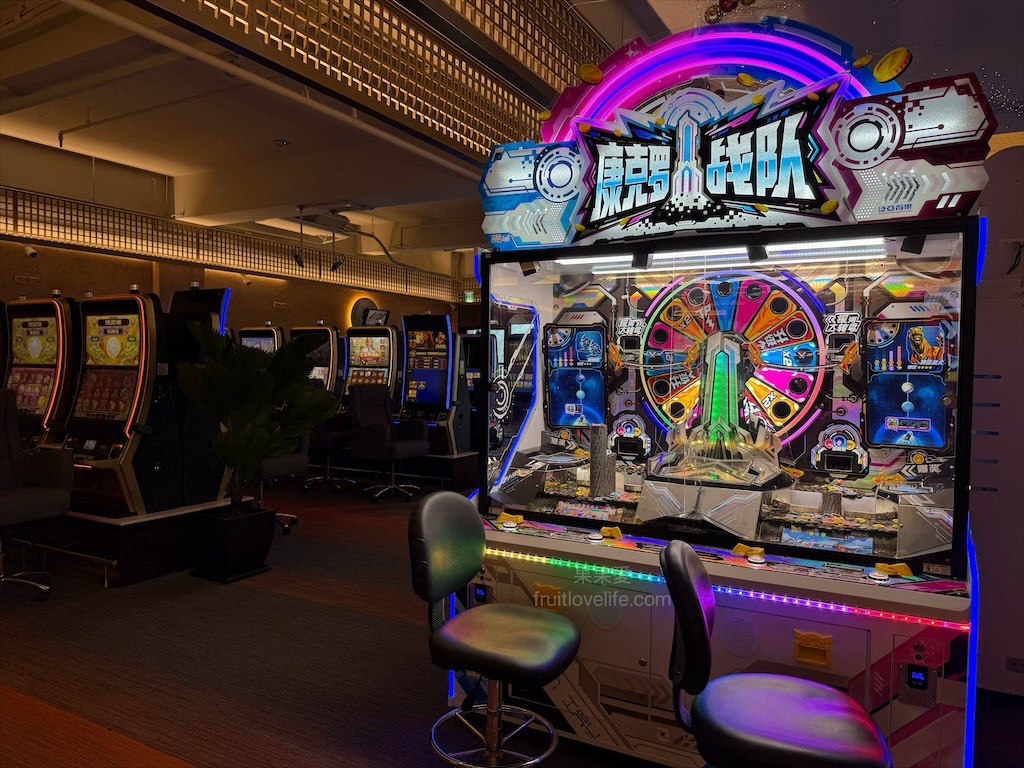樂奇Lucky Club台中麗寶店⟩台中后里餐酒館，無論是大人系的遊樂場、聚餐看賽事還是品嚐美食，這裡通通都有，低消300元不限時 @果果愛Fruitlove
