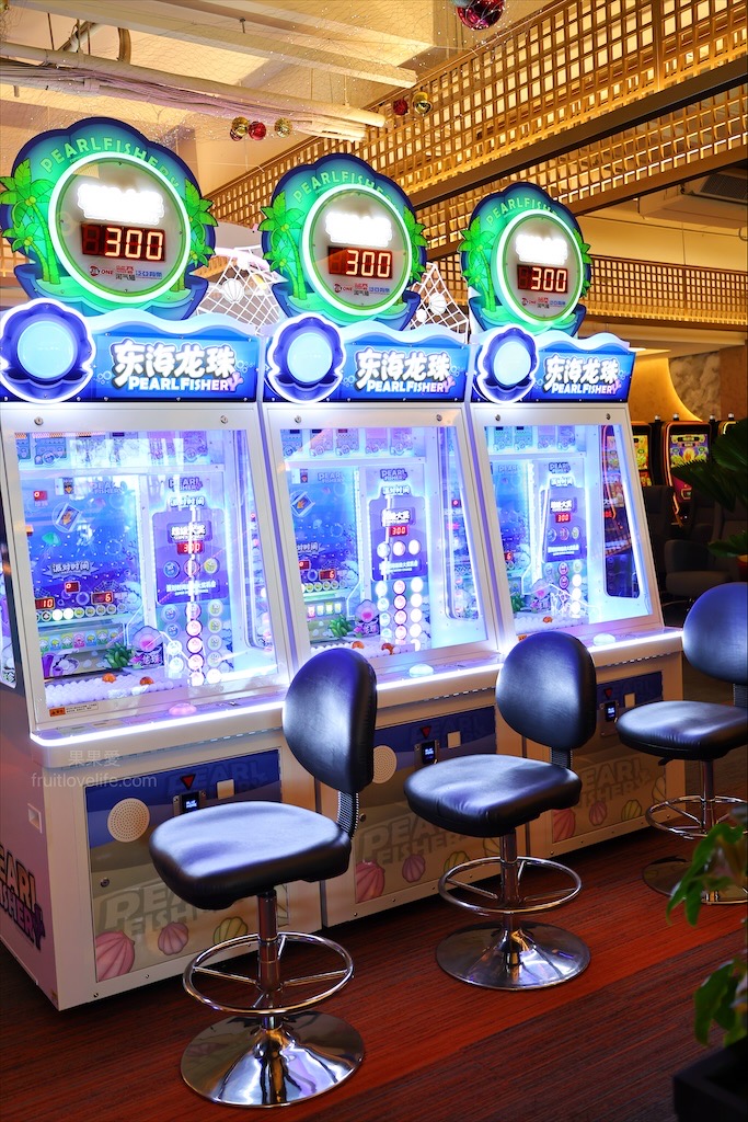 樂奇Lucky Club台中麗寶店⟩台中后里餐酒館，無論是大人系的遊樂場、聚餐看賽事還是品嚐美食，這裡通通都有，低消300元不限時 @果果愛Fruitlove