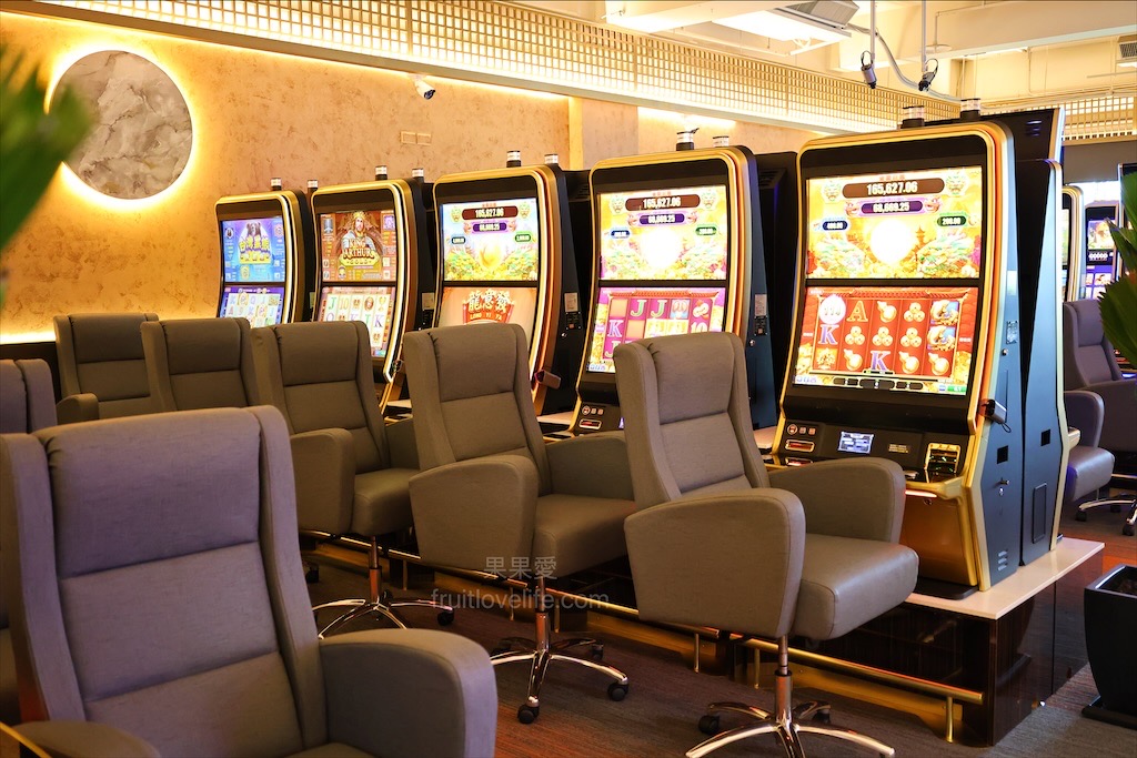 樂奇Lucky Club台中麗寶店⟩台中后里餐酒館，無論是大人系的遊樂場、聚餐看賽事還是品嚐美食，這裡通通都有，低消300元不限時 @果果愛Fruitlove