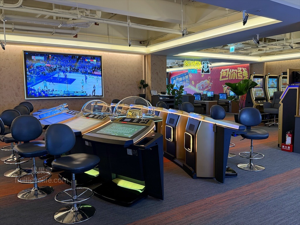 樂奇Lucky Club台中麗寶店⟩台中后里餐酒館，無論是大人系的遊樂場、聚餐看賽事還是品嚐美食，這裡通通都有，低消300元不限時 @果果愛Fruitlove