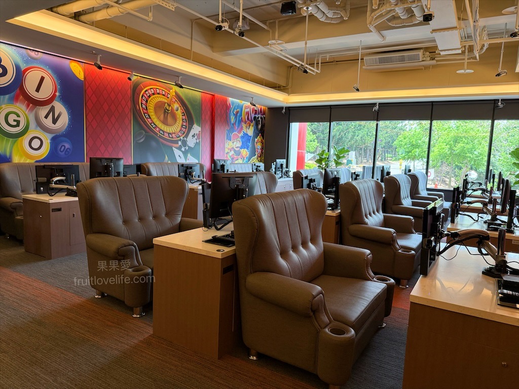 樂奇Lucky Club台中麗寶店⟩台中后里餐酒館，無論是大人系的遊樂場、聚餐看賽事還是品嚐美食，這裡通通都有，低消300元不限時 @果果愛Fruitlove