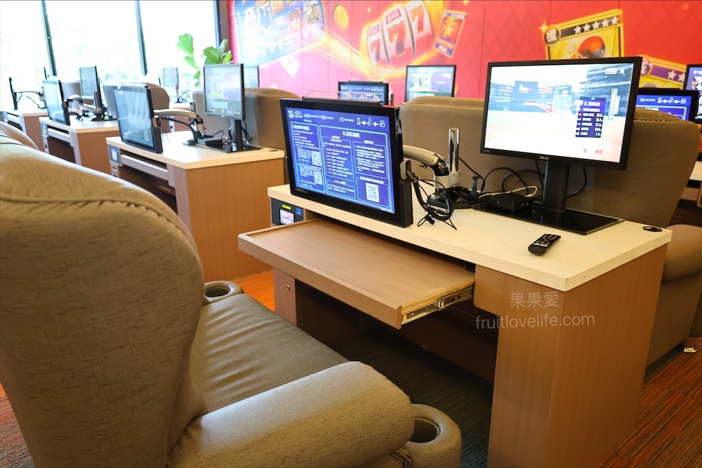 樂奇Lucky Club台中麗寶店⟩台中后里餐酒館，無論是大人系的遊樂場、聚餐看賽事還是品嚐美食，這裡通通都有，低消300元不限時 @果果愛Fruitlove