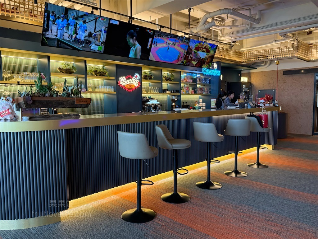 樂奇Lucky Club台中麗寶店⟩台中后里餐酒館，無論是大人系的遊樂場、聚餐看賽事還是品嚐美食，這裡通通都有，低消300元不限時 @果果愛Fruitlove