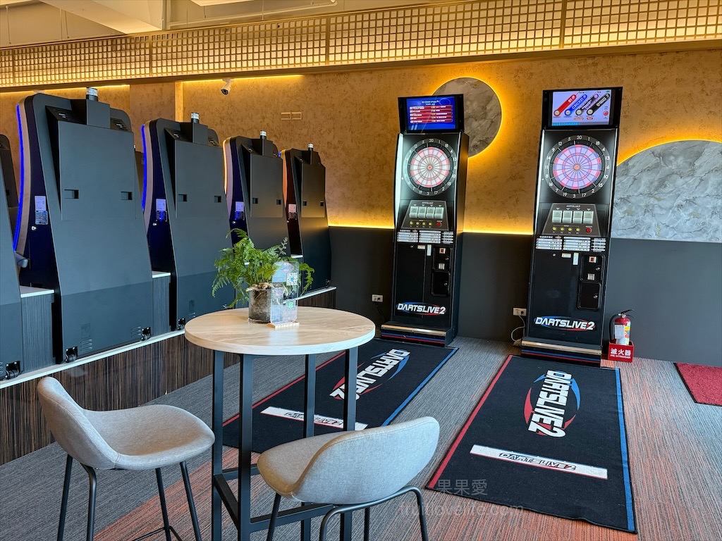 樂奇Lucky Club台中麗寶店⟩台中后里餐酒館，無論是大人系的遊樂場、聚餐看賽事還是品嚐美食，這裡通通都有，低消300元不限時 @果果愛Fruitlove
