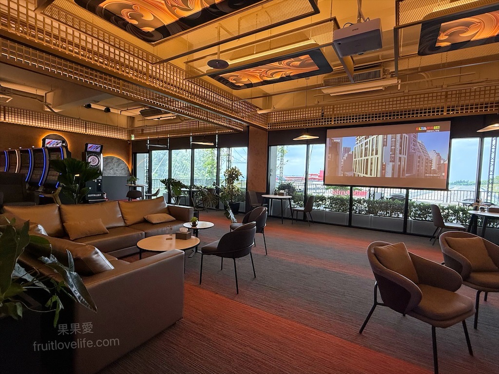 樂奇Lucky Club台中麗寶店⟩台中后里餐酒館，無論是大人系的遊樂場、聚餐看賽事還是品嚐美食，這裡通通都有，低消300元不限時 @果果愛Fruitlove