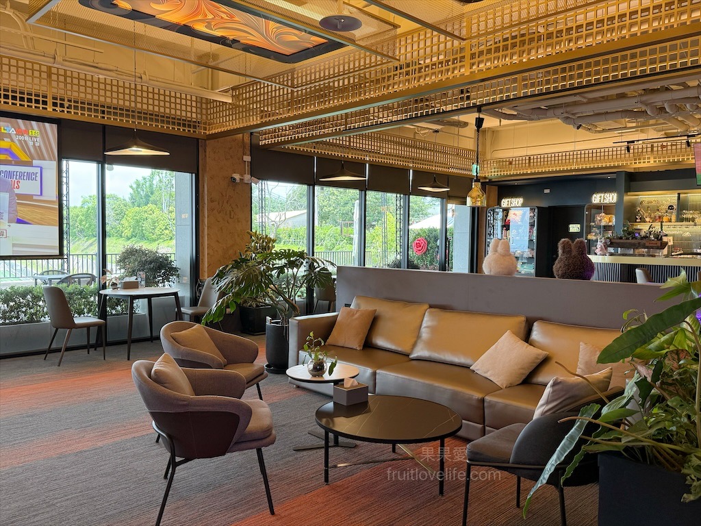 樂奇Lucky Club台中麗寶店⟩台中后里餐酒館，無論是大人系的遊樂場、聚餐看賽事還是品嚐美食，這裡通通都有，低消300元不限時 @果果愛Fruitlove