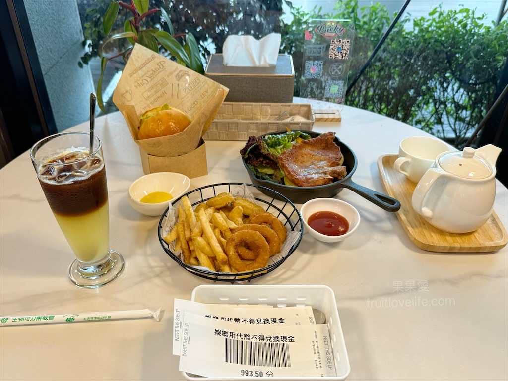 樂奇Lucky Club台中麗寶店⟩台中后里餐酒館，無論是大人系的遊樂場、聚餐看賽事還是品嚐美食，這裡通通都有，低消300元不限時 @果果愛Fruitlove
