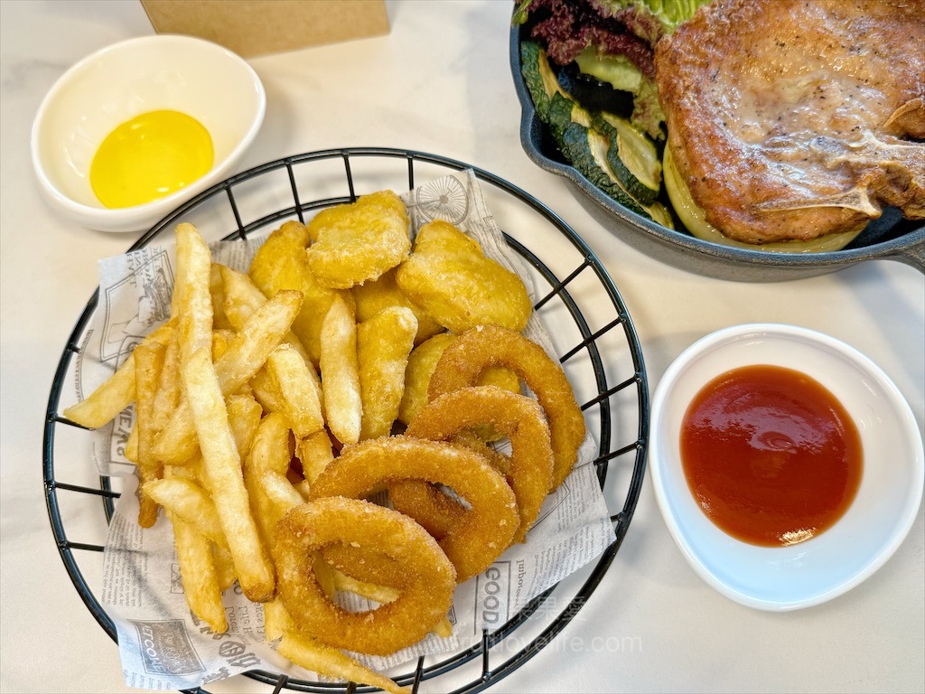 樂奇Lucky Club台中麗寶店⟩台中后里餐酒館，無論是大人系的遊樂場、聚餐看賽事還是品嚐美食，這裡通通都有，低消300元不限時 @果果愛Fruitlove