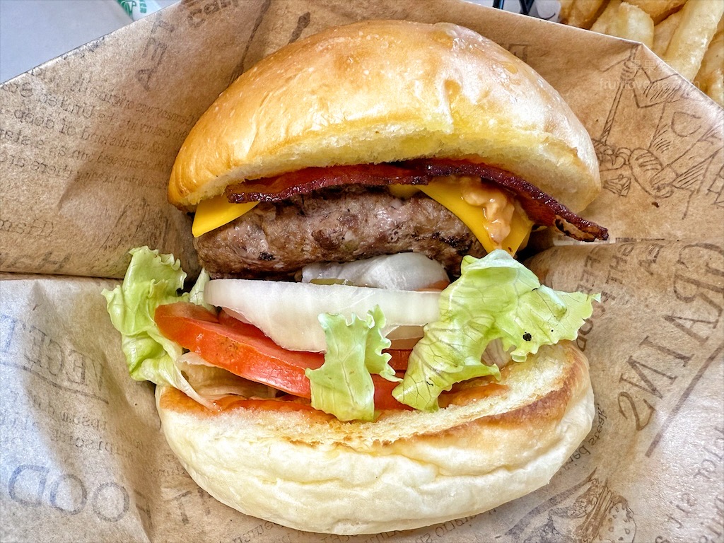 樂奇Lucky Club台中麗寶店⟩台中后里餐酒館，無論是大人系的遊樂場、聚餐看賽事還是品嚐美食，這裡通通都有，低消300元不限時 @果果愛Fruitlove