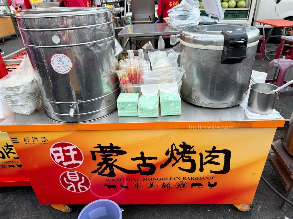 旺鼎蒙古烤肉⟩這間大慶夜市蒙古烤肉是我們最常吃的一攤，想吃多少就疊多高，老闆娘還會幫忙加菜 @果果愛Fruitlove