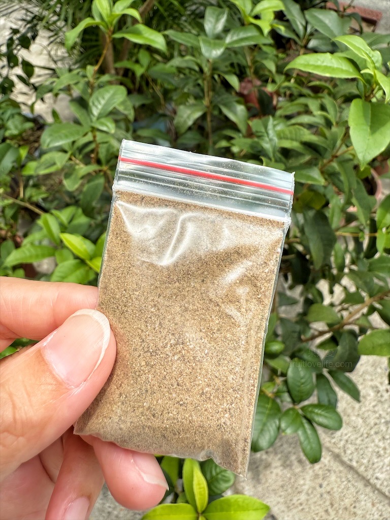 雞婆放山土雞桶子雞⟩台中烏日桶仔雞，鐵皮屋裡飄出陣陣柴燒味，烤雞出爐香氣撲鼻，肉質鮮嫩又多汁 @果果愛Fruitlove