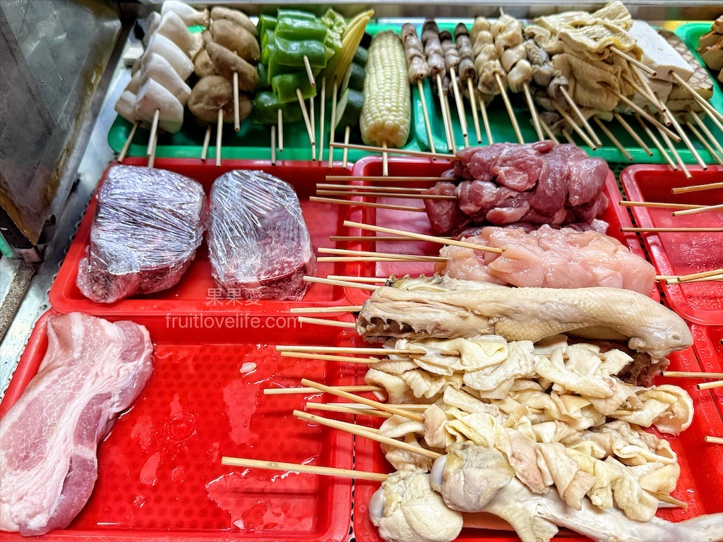 武燒烤⟩台中南屯燒烤，獨特烤醬的炭火燒烤，不能錯過有厚度的肉排漢堡，一口咬下滿滿肉汁 @果果愛Fruitlove
