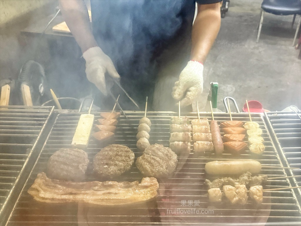 武燒烤⟩台中南屯燒烤，獨特烤醬的炭火燒烤，不能錯過有厚度的肉排漢堡，一口咬下滿滿肉汁 @果果愛Fruitlove