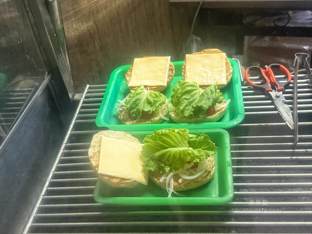 武燒烤⟩台中南屯燒烤，獨特烤醬的炭火燒烤，不能錯過有厚度的肉排漢堡，一口咬下滿滿肉汁 @果果愛Fruitlove