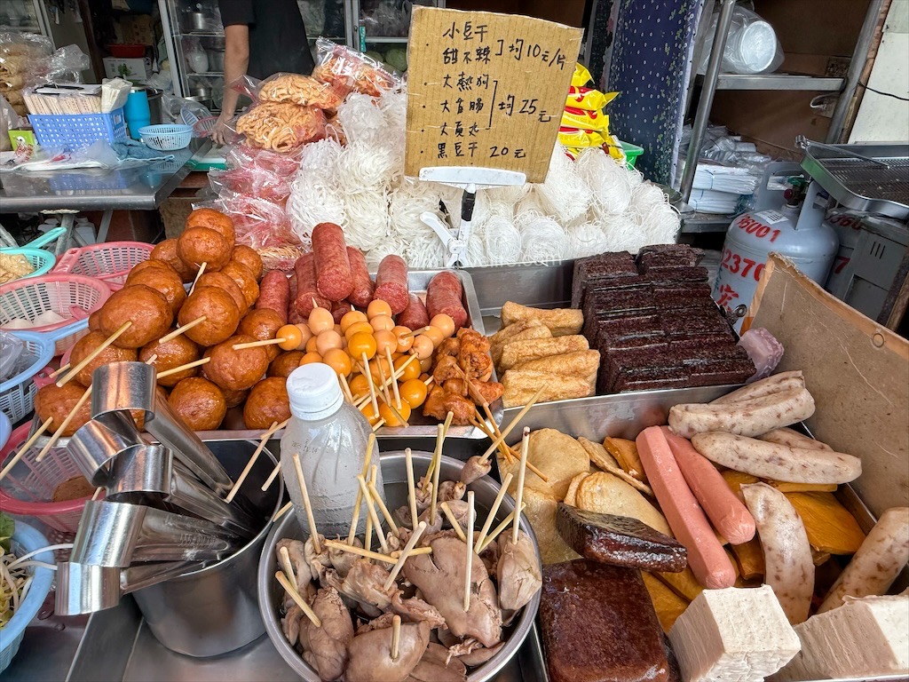 雲科大滷味雞爪凍⟩雲林斗六滷味，超人氣的宵夜美食，滷味平價又美味，滷雞爪要吃要快，不然很快就完售了 @果果愛Fruitlove