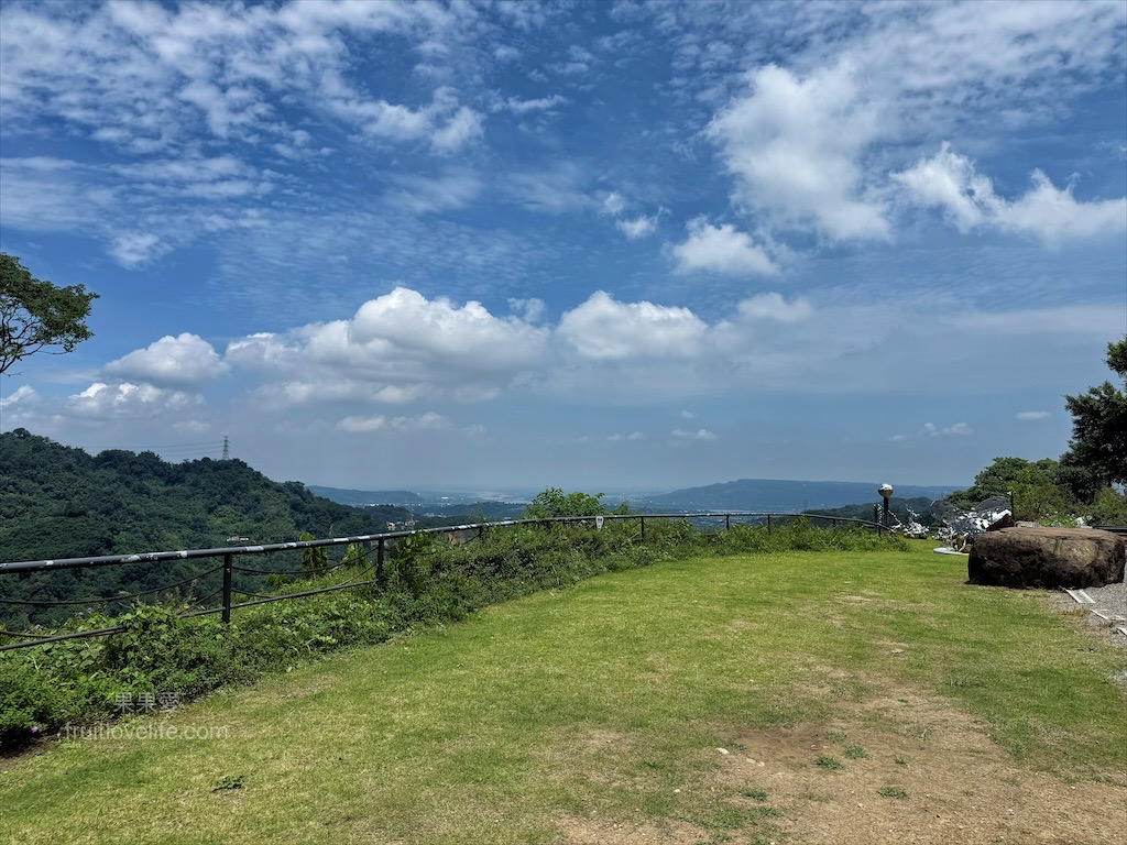鹿芝谷生態景觀園區⟩南投鹿谷景點，許多超萌的可愛小動物，也有超人氣的水豚君(卡皮巴拉)，加上山巒景色讓人感到美不勝收 @果果愛Fruitlove