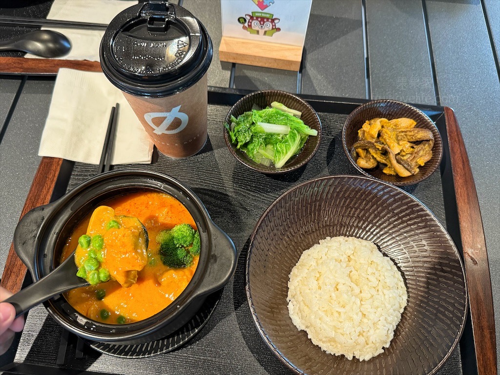 鹿芝谷生態景觀園區⟩南投鹿谷景點，許多超萌的可愛小動物，也有超人氣的水豚君(卡皮巴拉)，加上山巒景色讓人感到美不勝收 @果果愛Fruitlove