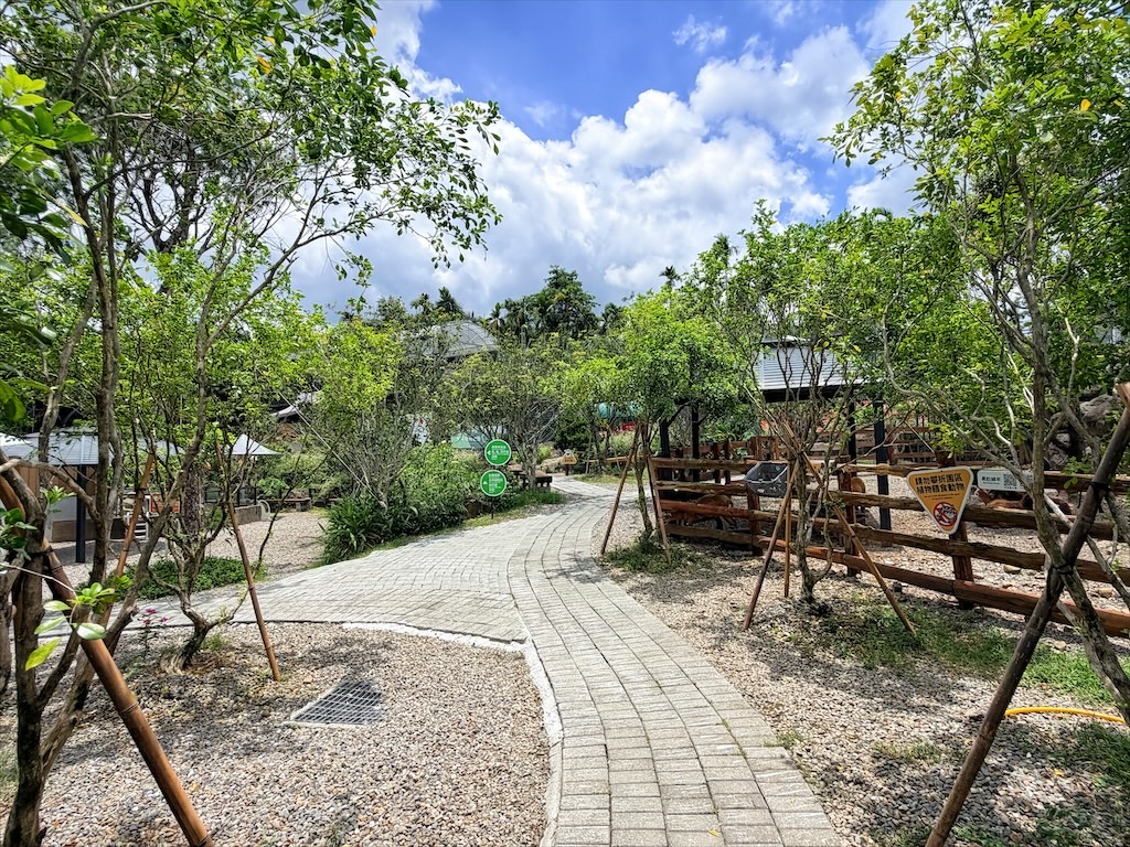 南投鹿谷親子景點｜鹿芝谷生態景觀園區：水豚、浣熊療癒系萌寵互動，山巒景色讓人感到美不勝收 @果果愛Fruitlove