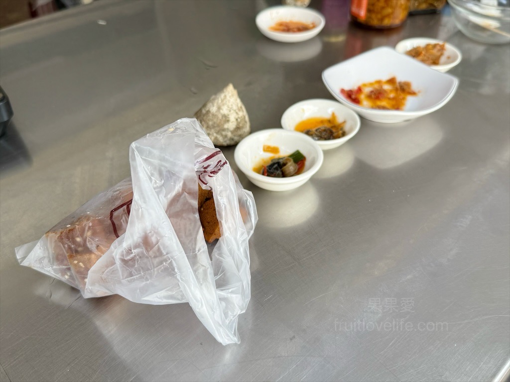 大漢花枝丸⟩澎湖馬公花枝丸，中央老街讓人難以忘懷的美食小吃，花枝鑲油條酥脆內軟，口感豐富，用料很實在 @果果愛Fruitlove