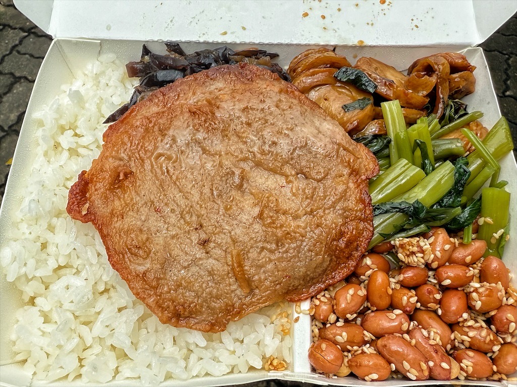阿珠便當|台中西屯便當，便當通通一率70元，主菜多樣，搭配四樣配菜，吃飽飽免煩惱 @果果愛Fruitlove