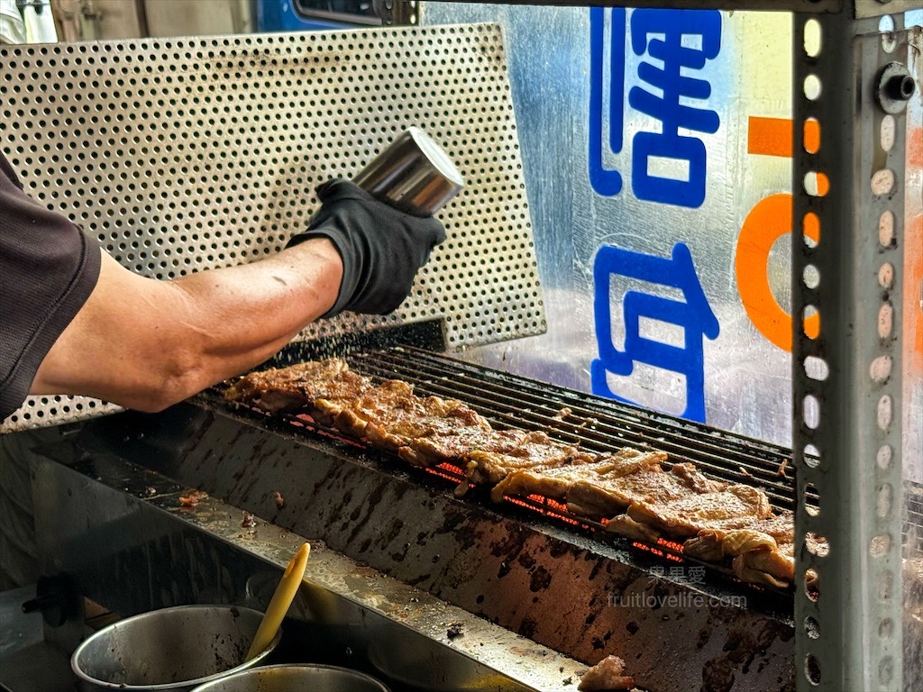 興燒肉割包｜台中西區刈包早餐，第五市場每日現烤雞腿排刈包，更不能錯過限量10元燒肉串 @果果愛Fruitlove