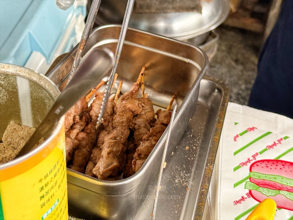 興燒肉割包｜台中西區刈包早餐，第五市場每日現烤雞腿排刈包，更不能錯過限量10元燒肉串 @果果愛Fruitlove