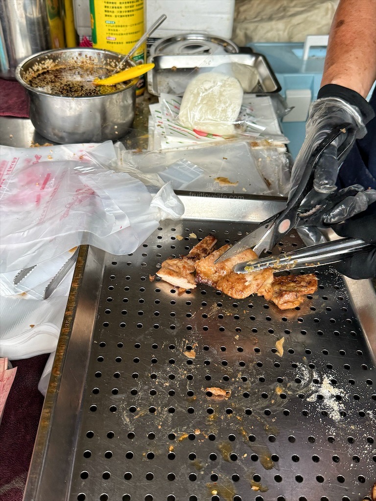興燒肉割包｜台中西區刈包早餐，第五市場每日現烤雞腿排刈包，更不能錯過限量10元燒肉串 @果果愛Fruitlove