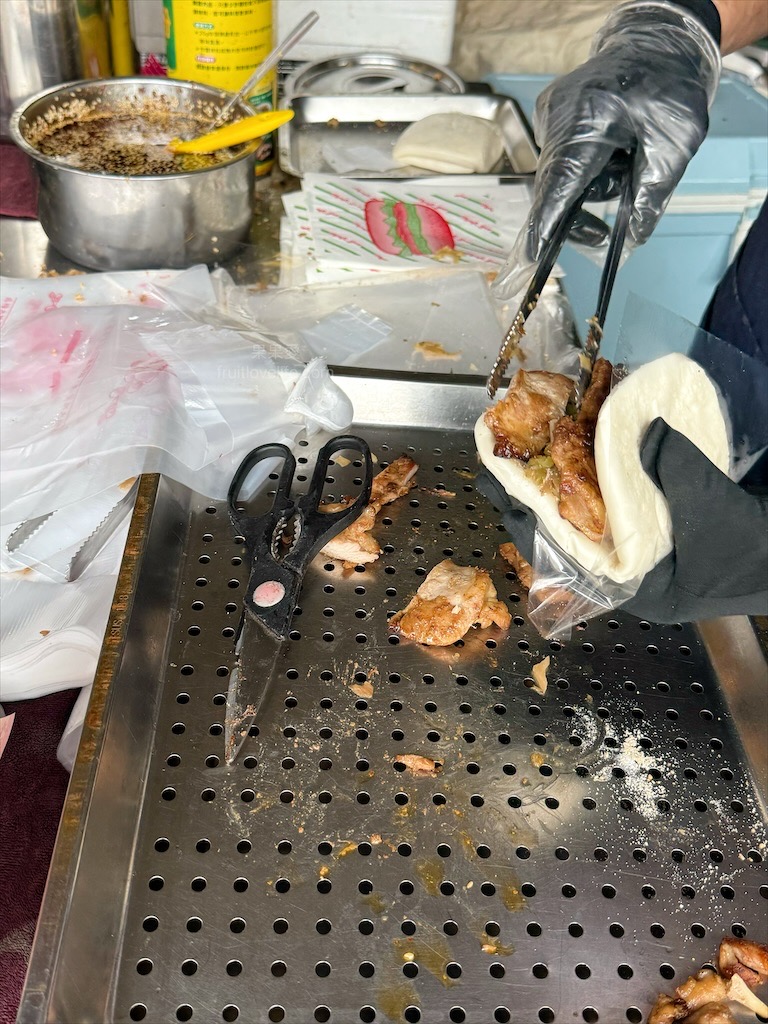 興燒肉割包｜台中西區刈包早餐，第五市場每日現烤雞腿排刈包，更不能錯過限量10元燒肉串 @果果愛Fruitlove