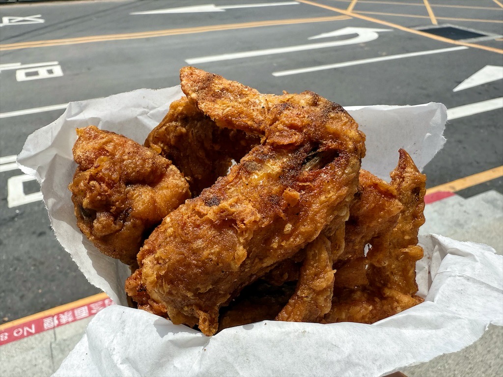 沙鹿郭家炸雞|台中沙鹿炸雞，沙鹿市場40年老字號炸雞店，雞翅、香酥雞超搶手，搭配獨家特調胡椒鹽，超對味又唰嘴 @果果愛Fruitlove