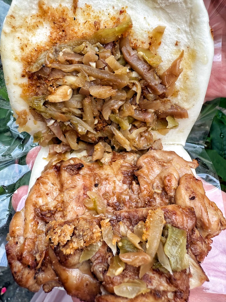 興燒肉割包｜台中西區刈包早餐，第五市場每日現烤雞腿排刈包，更不能錯過限量10元燒肉串 @果果愛Fruitlove