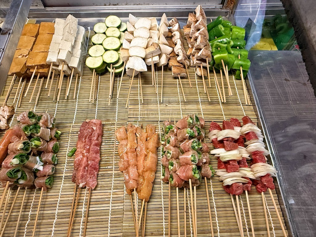 月𤉷碳烤|台中西屯燒烤，水湳市場宵夜美食，必吃Q軟不硬的米血，紅木炭現烤燒烤，美味不油膩 @果果愛Fruitlove