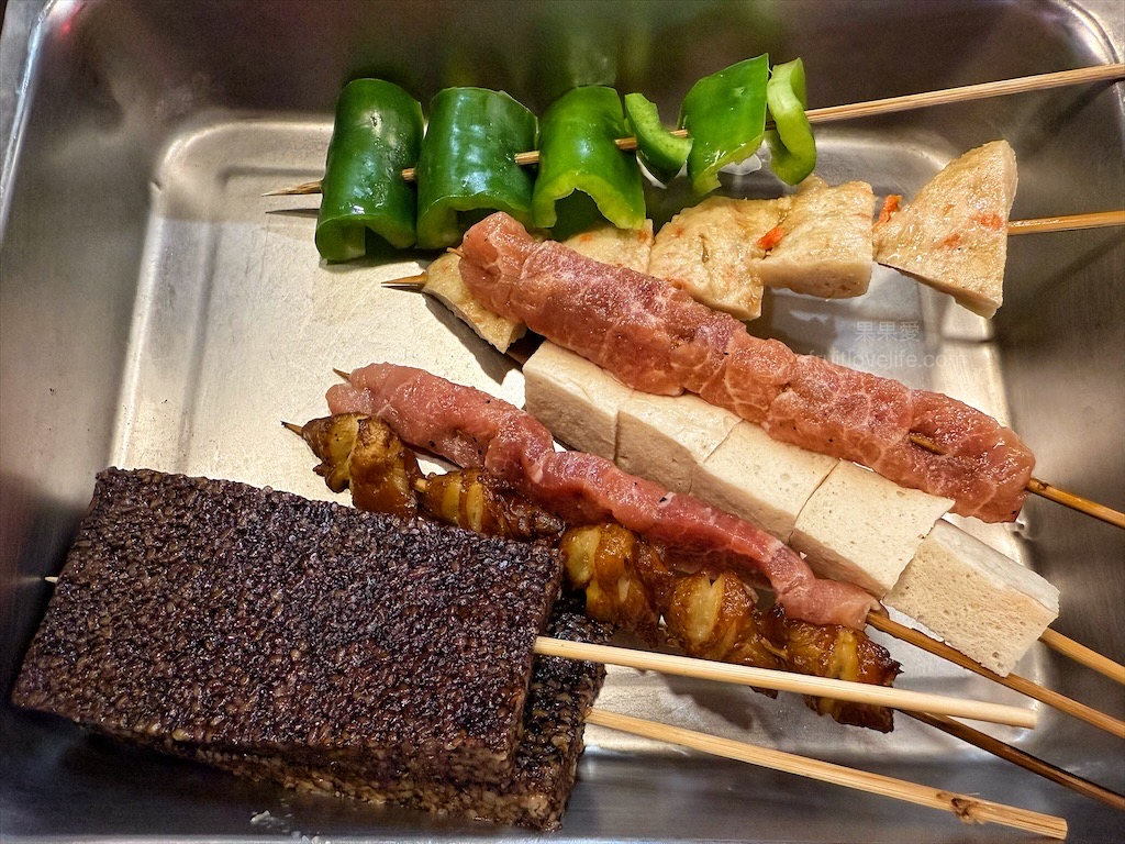 月𤉷碳烤|台中西屯燒烤，水湳市場宵夜美食，必吃Q軟不硬的米血，紅木炭現烤燒烤，美味不油膩 @果果愛Fruitlove
