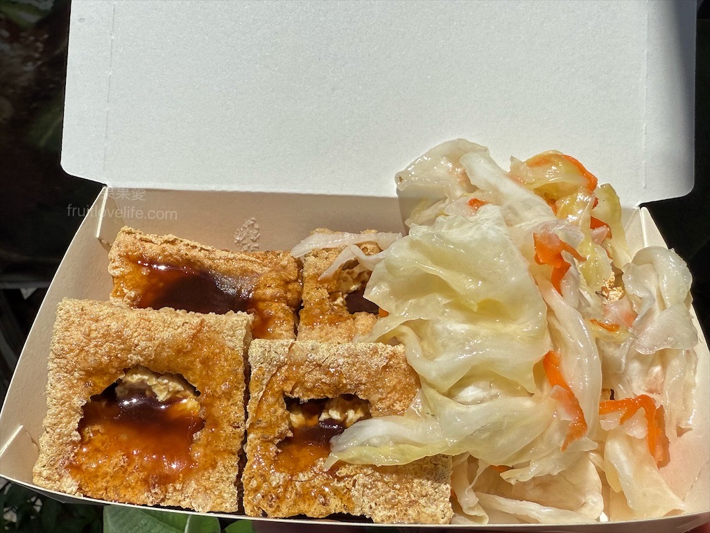 吉家鮮果戀茶坊|南投名間松柏嶺受天宮旁的在地美食，自製蔬菜滷水的酥脆臭豆腐，清爽鮮果飲 @果果愛Fruitlove