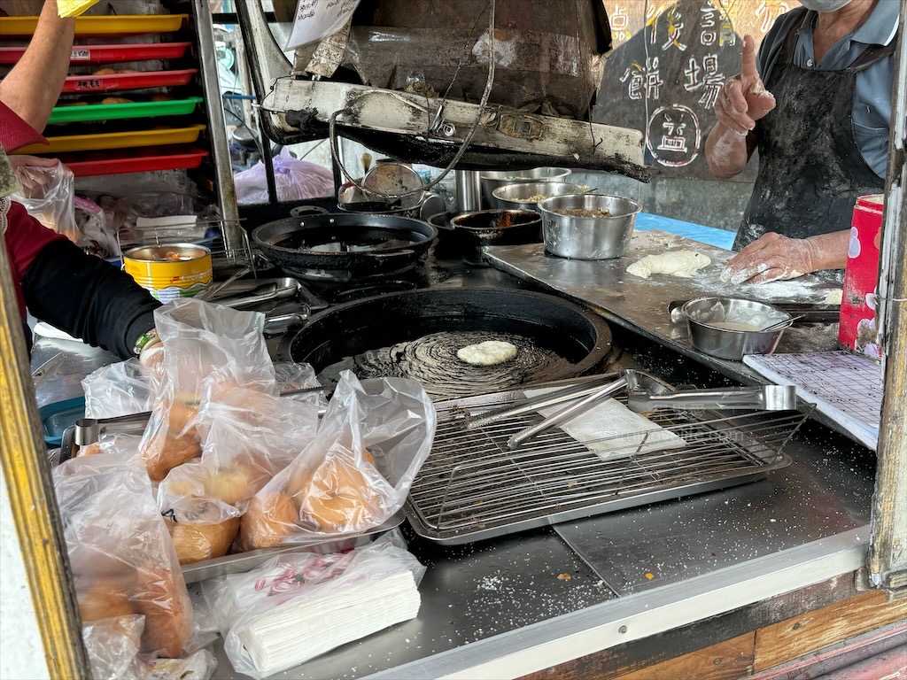 餡餅、甜甜圈、煎包|彰化北斗銅板美食，在地人激推的下午茶點心，餡餅、甜甜圈、煎包排隊也要吃 @果果愛Fruitlove