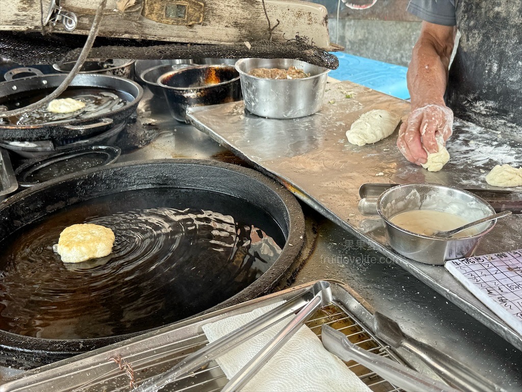 餡餅、甜甜圈、煎包|彰化北斗銅板美食，在地人激推的下午茶點心，餡餅、甜甜圈、煎包排隊也要吃 @果果愛Fruitlove