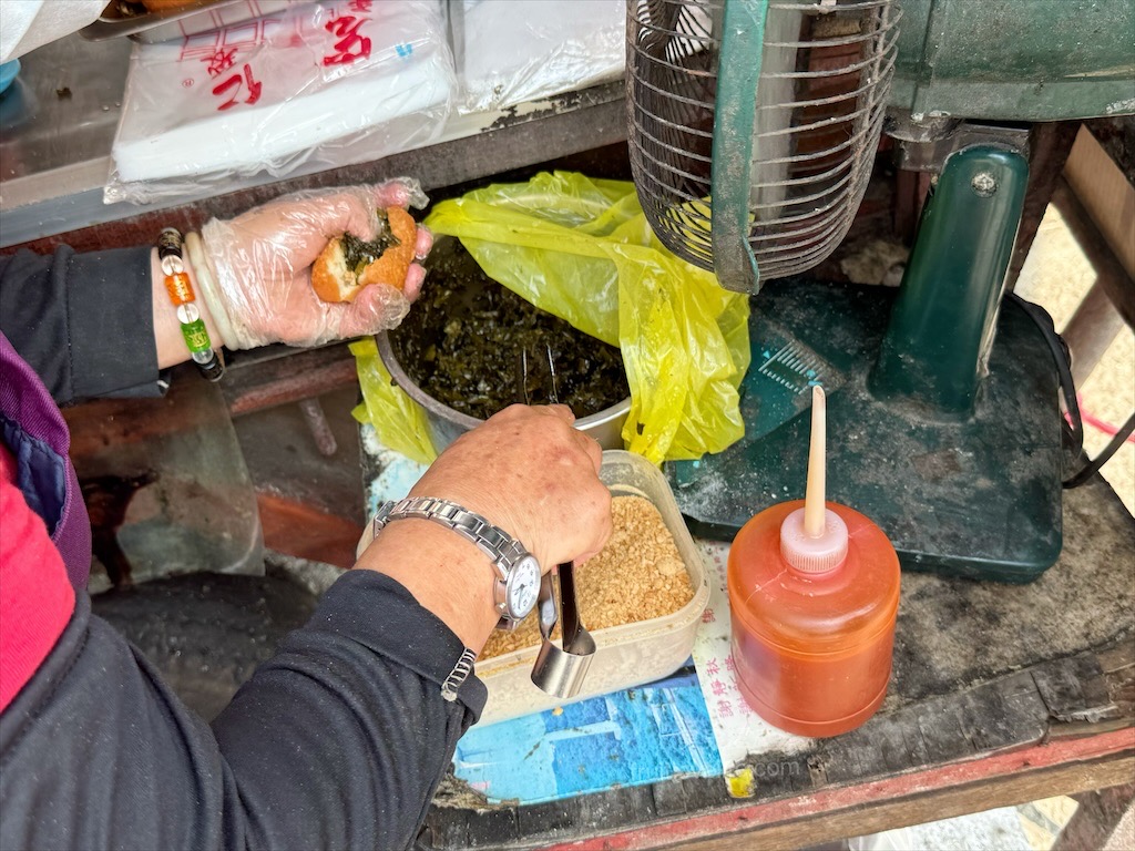 餡餅、甜甜圈、煎包|彰化北斗銅板美食，在地人激推的下午茶點心，餡餅、甜甜圈、煎包排隊也要吃 @果果愛Fruitlove