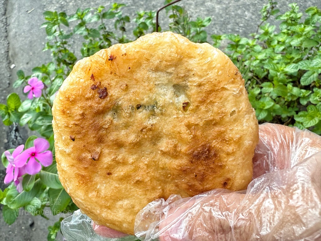 餡餅、甜甜圈、煎包|彰化北斗銅板美食，在地人激推的下午茶點心，餡餅、甜甜圈、煎包排隊也要吃 @果果愛Fruitlove