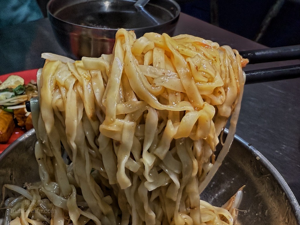 眼鏡當歸麵線|台中烏日當歸麵線、米糕，烏日市場旁的當歸麵線、筒仔米糕、餛飩麵，份量不少，內用無限續湯 @果果愛Fruitlove