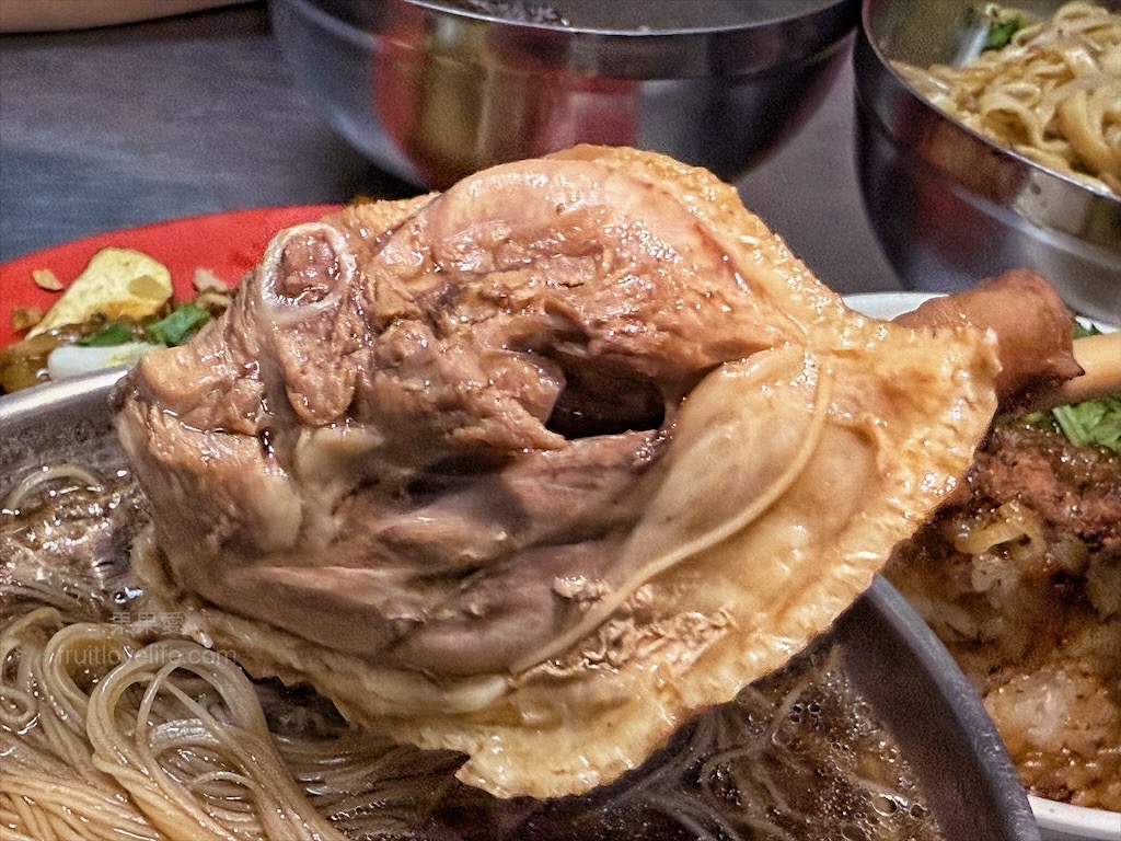 眼鏡當歸麵線|台中烏日當歸麵線、米糕，烏日市場旁的當歸麵線、筒仔米糕、餛飩麵，份量不少，內用無限續湯 @果果愛Fruitlove