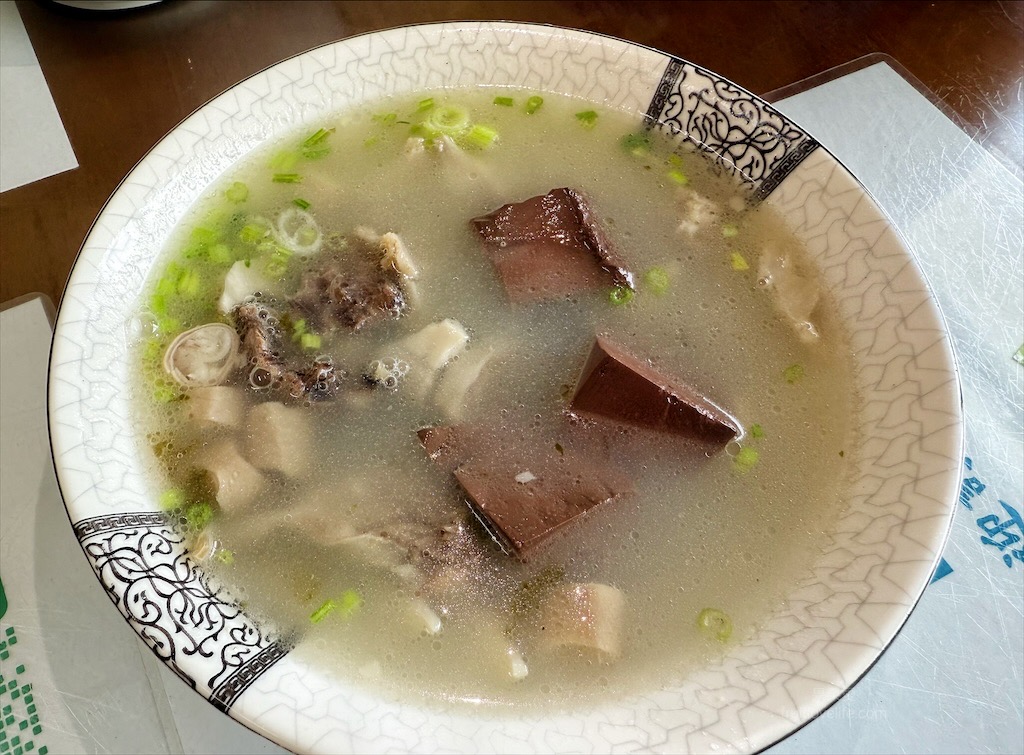 阿國小吃店|苗栗後龍早午餐，在地人激推古早味平價早午餐，必點招牌綜合湯、綜合麵食，料多味美 @果果愛Fruitlove
